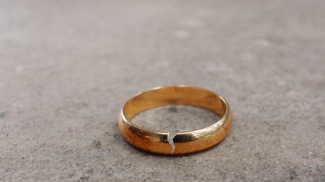 Strokovnjaki opažajo vse več t. i. “sivih ločitev”: kaj to pomeni in zakaj do tega prihaja?