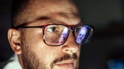 zdravnik moški z očali