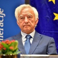 Uroš Lipušček: "Očitno se bomo znova soočili s poskusi prisilnega cepljenja z nepreizkušenimi cepivi."