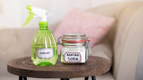 Najlažji trik za odstranjevanje nalepk s kozarcev: potrebujete le eno sestavino