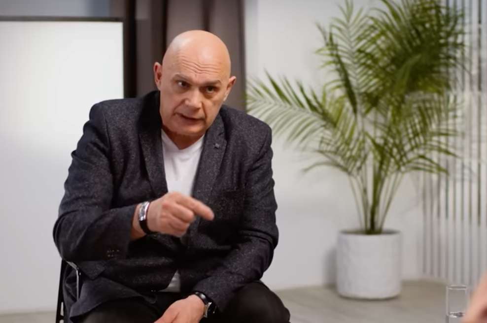 Ruski zdravnik: "Če želite odpraviti določene bolečine v hrbtenici in sklepih, naredite to – traja le 5 sekund!" (foto: YouTube posnetek zaslona Надежда Стрелец)