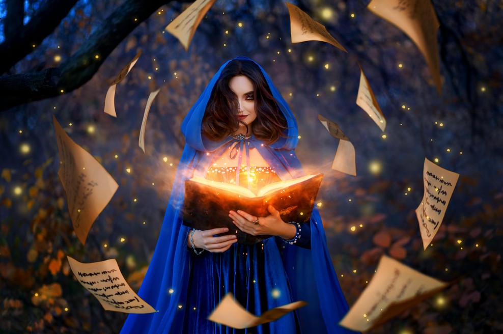 ženska, astro, magija, knjiga, jesen (foto: Shutterstock)
