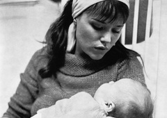 Zakaj pri nastanku narcisa ključno vlogo igra mama?