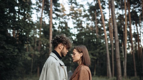 Zakaj vse več mladih in starejših ne želi partnerske zveze? Pojasnjuje psiholog