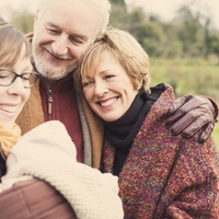 Študije kažejo: 11 subtilnih znakov, da so vaši starši osamljeni in žalostni