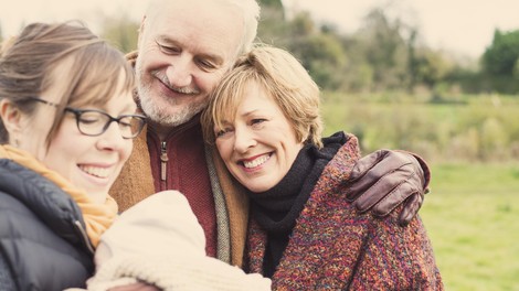 Študije kažejo: 11 subtilnih znakov, da so vaši starši osamljeni in žalostni