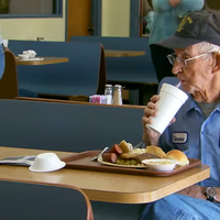 93-letni moški je še naprej hodil na kosilo s svojo ženo – tudi po tem, ko je umrla