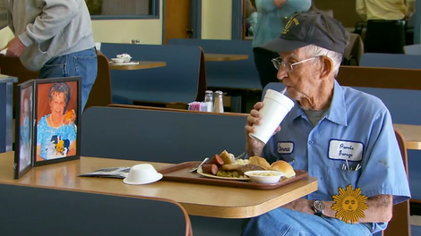 93-letni moški je še naprej hodil na kosilo s svojo ženo – tudi po tem, ko je umrla