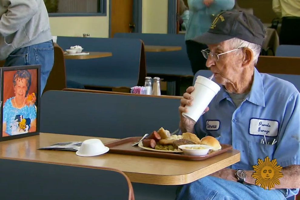 93-letni moški je še naprej hodil na kosilo s svojo ženo – tudi po tem, ko je umrla