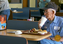 93-letni moški je še naprej hodil na kosilo s svojo ženo – tudi po tem, ko je umrla