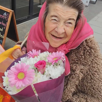 Ganljivo: mladenič starejšim ženskam podarja rože – njihov nasmeh pove vse