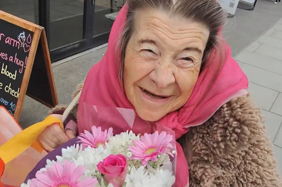 Ganljivo: mladenič starejšim ženskam podarja rože – njihov nasmeh pove vse (foto: Posnetek zaslona Instagram jackjonestv)