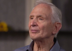 Psihoterapevt dr. Peter Levine: "Zdravljenje travme se začne v telesu."