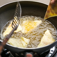 Nepričakovan trik za cvrtje: olje ne bo več "špricalo", štedilnik pa bo ostal čist