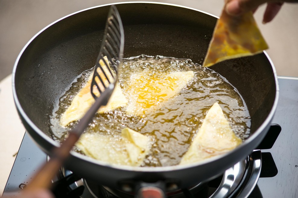 Nepričakovan trik za cvrtje: olje ne bo več "špricalo", štedilnik pa bo ostal čist (foto: Profimedia)