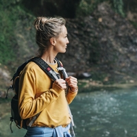 Ženska, ki ves čas nosi ista oblačila, razkriva 33 stvari, ki jih odstranite iz svoje omare