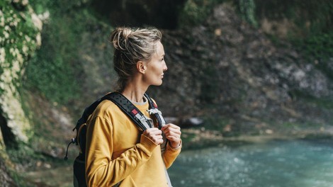 Ženska, ki ves čas nosi ista oblačila, razkriva 33 stvari, ki jih odstranite iz svoje omare