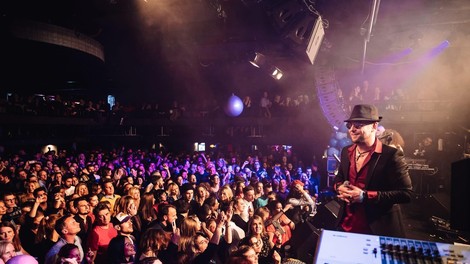 Sladica v Cvetličarni: večer, ki nas spomni, kako lepo je biti del skupne energije