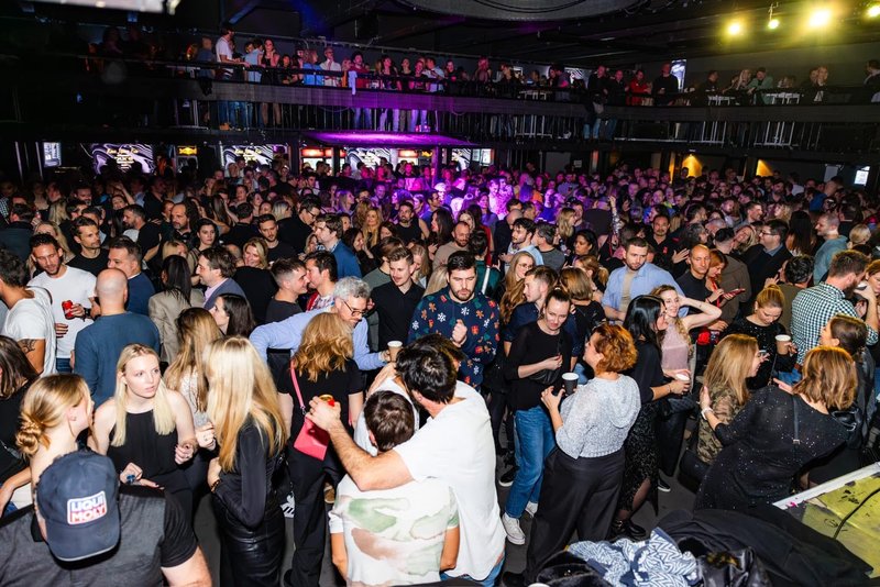 Sladica v Cvetličarni: večer, ki nas spomni, kako lepo je biti del skupne energije