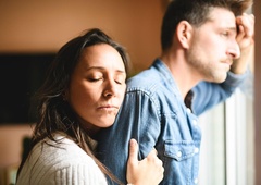 Življenje z narcisom: "Čeprav so se njegovi izpadi slabšali, sem verjela, da nekje globoko v njem obstaja ljubeč moški."