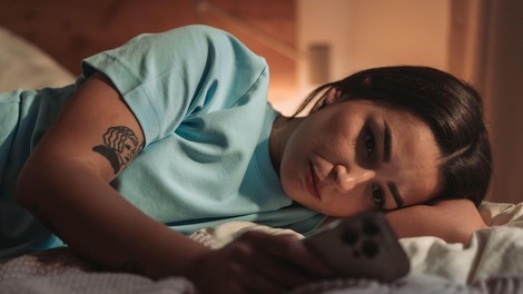 postelja zvečer telefon