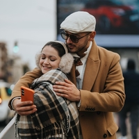 Je imeti partnerja postalo nepopularno? Ženske na družbenih omrežjih vse bolj skrivajo, da so v zvezi