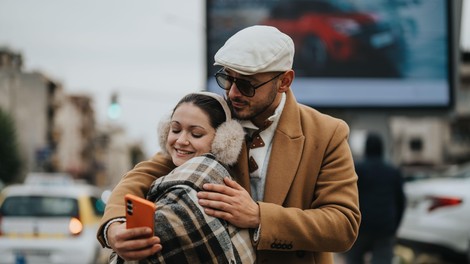 Je imeti partnerja postalo nepopularno? Ženske na družbenih omrežjih vse bolj skrivajo, da so v zvezi