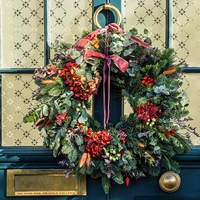 Skrivnost božičnega venca: zakaj ga vedno obesimo prav na vhodna vrata?