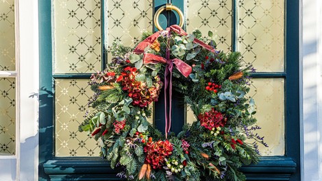 Skrivnost božičnega venca: zakaj ga vedno obesimo prav na vhodna vrata?