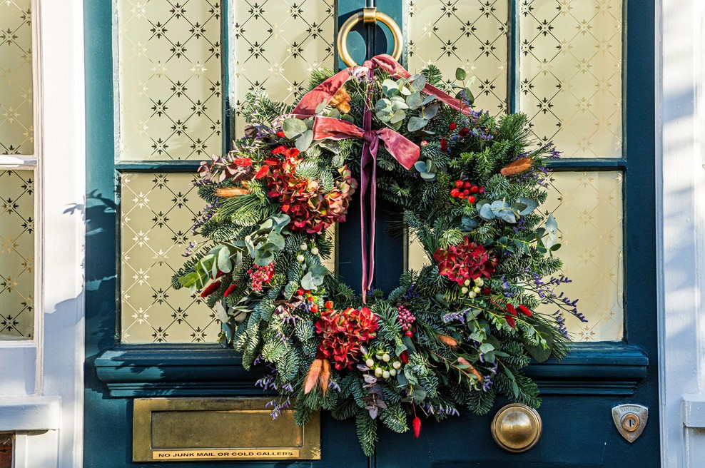 Skrivnost božičnega venca: zakaj ga vedno obesimo prav na vhodna vrata? (foto: Profimedia)