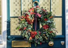 Skrivnost božičnega venca: zakaj ga vedno obesimo prav na vhodna vrata?