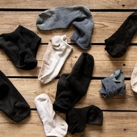 Nikoli ne puščajte nogavic ob postelji: ko boste vedeli, kaj naredijo vaši energiji in spanju, boste to prenehali početi