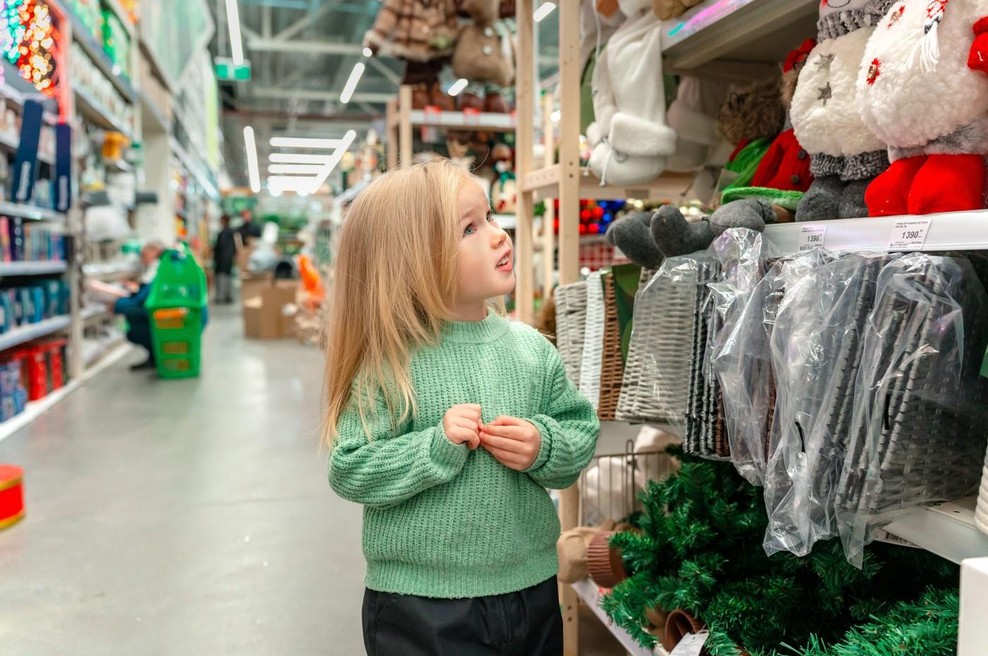 Nehajte otrokom govoriti, da "si tega ne moremo privoščiti": kaj reči namesto tega – in zakaj jim bo to pomagalo (foto: profimedia)
