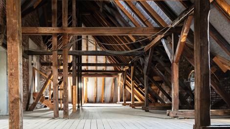 Par je kupil sanjsko hišo: vsi so osupli nad tem, kar sta našla na podstrešju