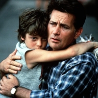 “Starši so me tepli, pa poglejte, danes je z menoj vse v redu” – ko zanikanje travme prikriva rane