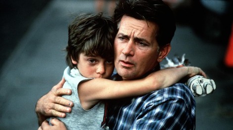 “Starši so me tepli, pa poglejte, danes je z menoj vse v redu” – ko zanikanje travme prikriva rane