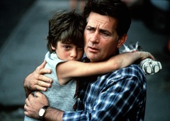 “Starši so me tepli, pa poglejte, danes je z menoj vse v redu” – ko zanikanje travme prikriva rane