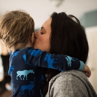 Čustveni incest ali ko otrok postane partner svojega starša: kako takšno dinamiko prepoznati in kako jo "pozdraviti"?