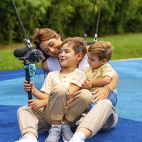 Psihologinja: "Objavljanje svojih otrok na družbenih omrežjih ima lahko hude posledice..."