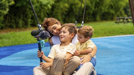 Psihologinja: "Objavljanje svojih otrok na družbenih omrežjih ima lahko hude posledice..."