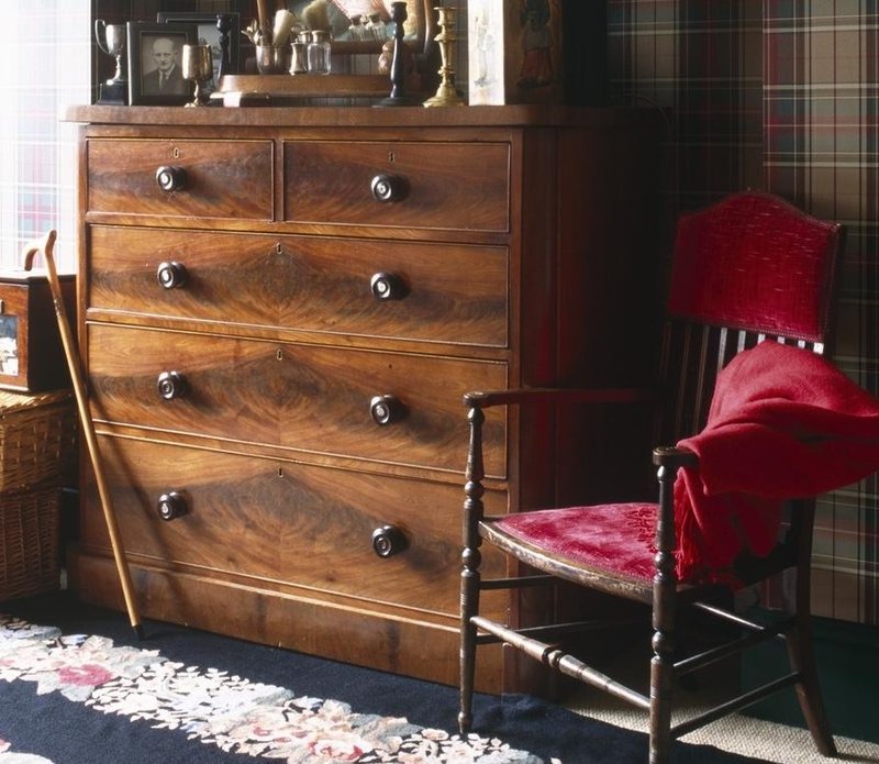 Prek Facebooka je kupila rabljeno komodo. Ko je odprla predal, pa jo je čakalo šokantno presenečenje