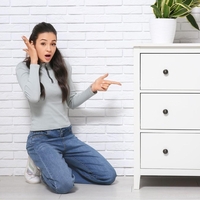 Prek Facebooka je kupila rabljeno komodo. Ko je odprla predal, pa jo je čakalo šokantno presenečenje