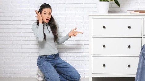 Prek Facebooka je kupila rabljeno komodo. Ko je odprla predal, pa jo je čakalo šokantno presenečenje