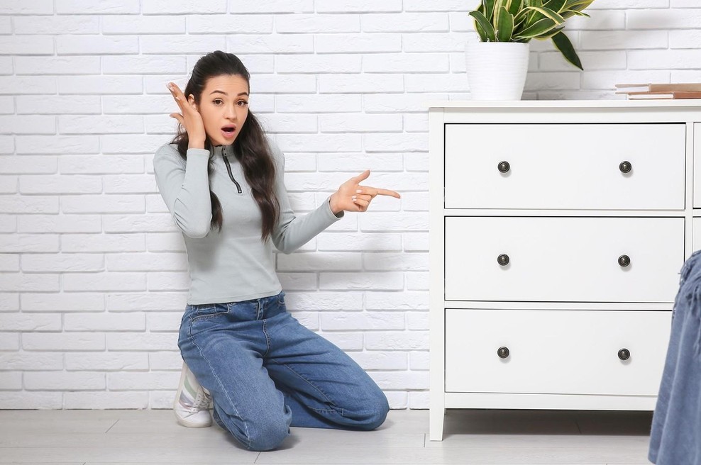 Prek Facebooka je kupila rabljeno komodo. Ko je odprla predal, pa jo je čakalo šokantno presenečenje (foto: profimedia)