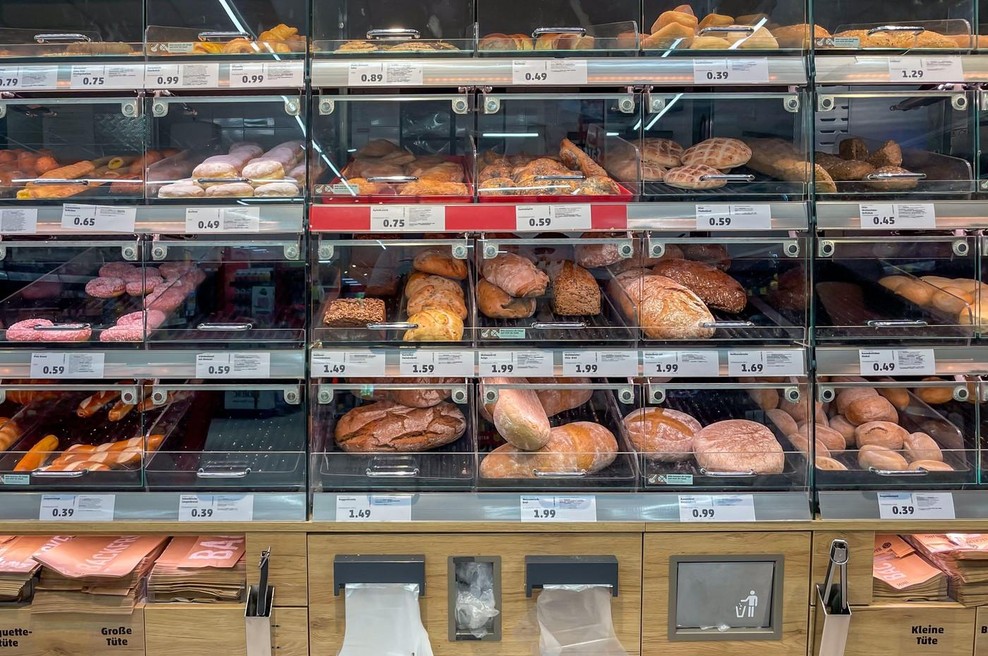 Tudi rokavice pri nakupu kruha so lahko nehigienske – in to iz preprostega razloga (foto: profimedia)