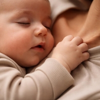 Zakaj me dojenček ščipa, ko zaspi?