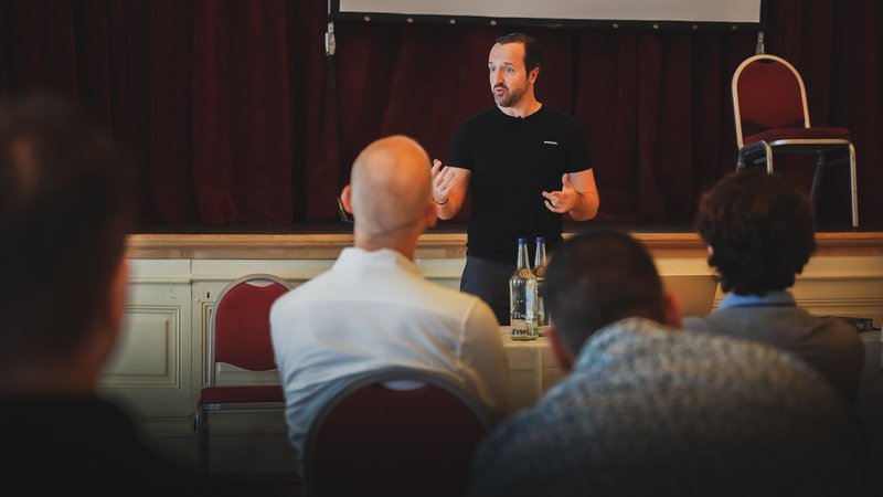 Kako biti slišan? (o revolucionarnem pristopu k obravnavi človeškega glasu)