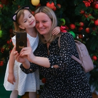 "Ko sem to izvedela, me je spreletel srh": mama vplivnica razkrila, zakaj ne objavlja več fotografij otrok