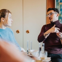 Kako gostom vljudno sporočiti, da je čas za slovo?