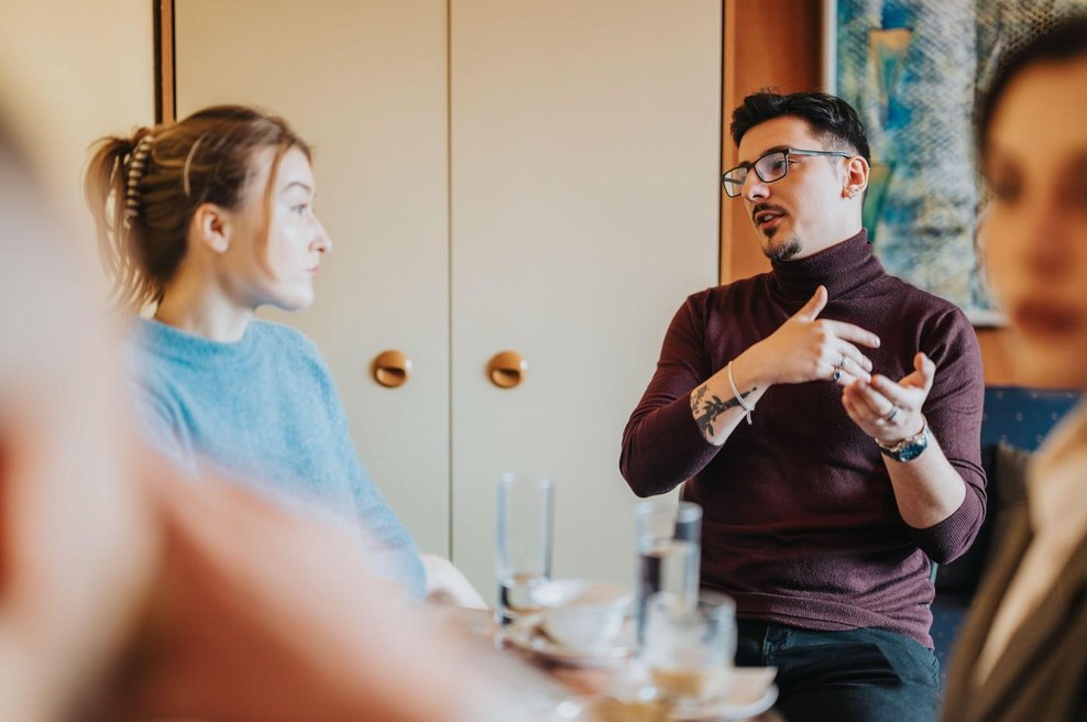 Kako gostom vljudno sporočiti, da je čas za slovo? (foto: profimedia)